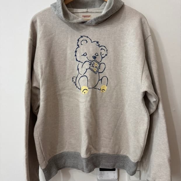 캐피탈 곰돌이 후드티 3 사이즈 판매합니다. 곰돌이가 과자를 먹고 있는 