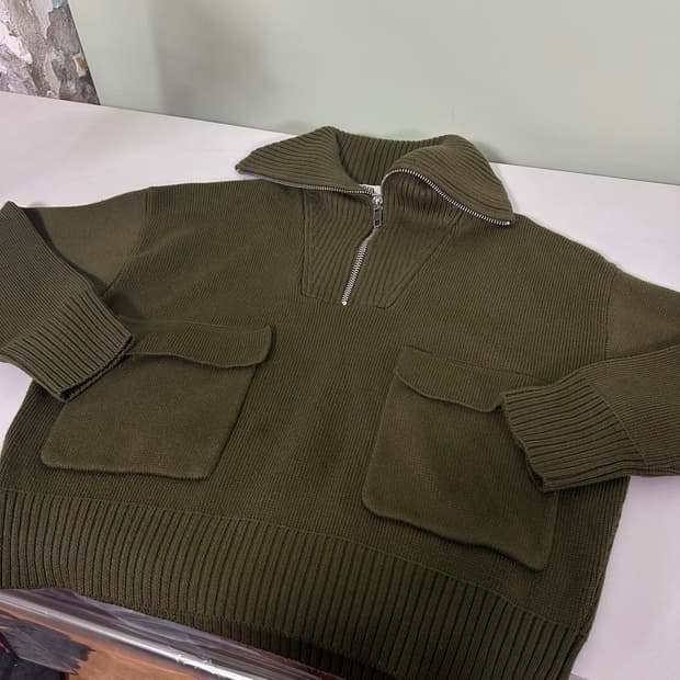 우먼FREE 자라 카키 투포켓 하이넥 반집업니트