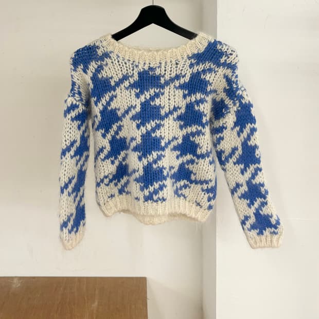 맥피 크롭 블루 프렌즈 니트