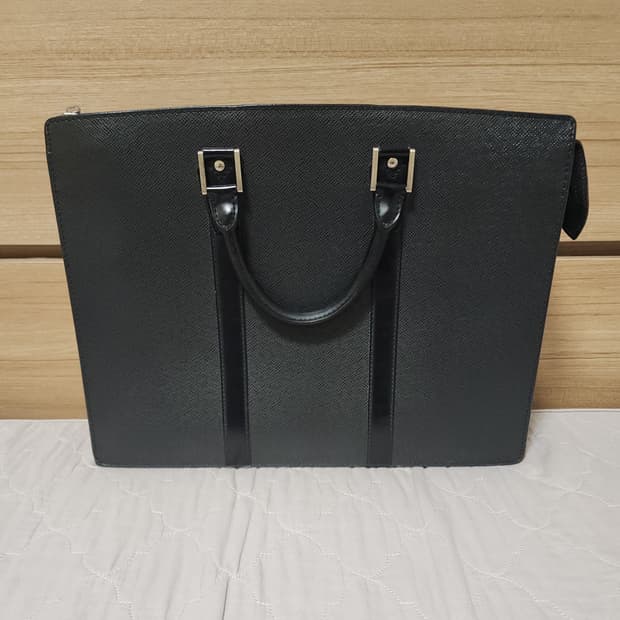 루이비통 타이가 로잔 서류가방