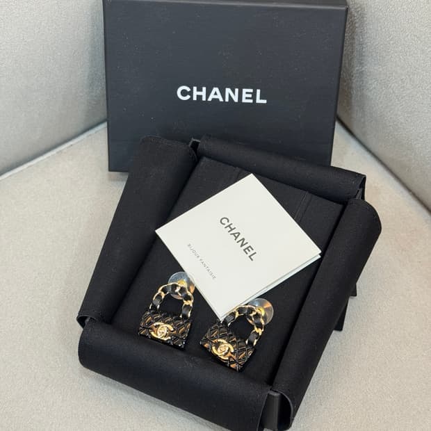 샤넬 카프스킨 체인백 가방 귀걸이 이어링