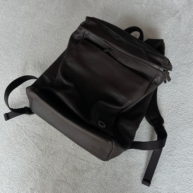 만다리나덕 가죽 다크브라운 백팩