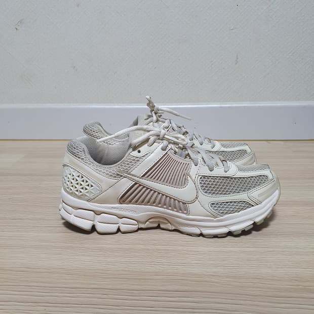 나이키 줌 보메로5 운동화 245