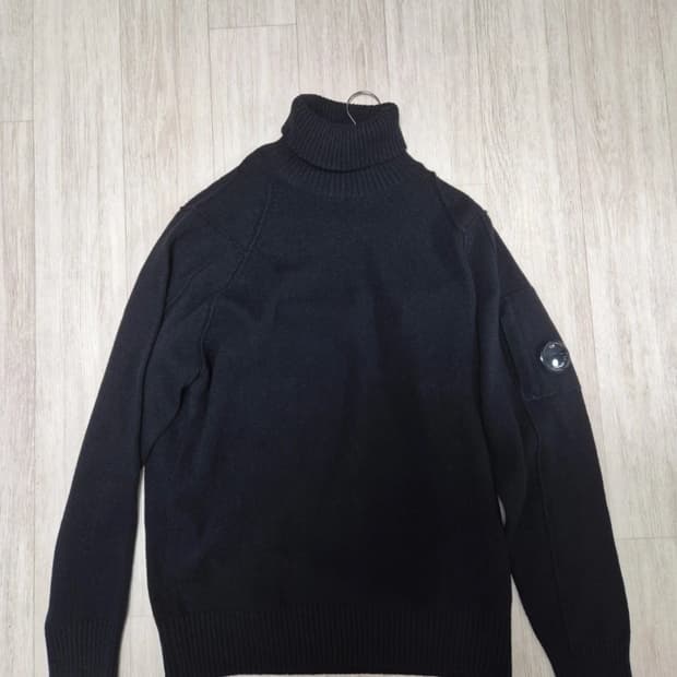 CP 컴퍼니 블랙 램스울 터틀넥 니트