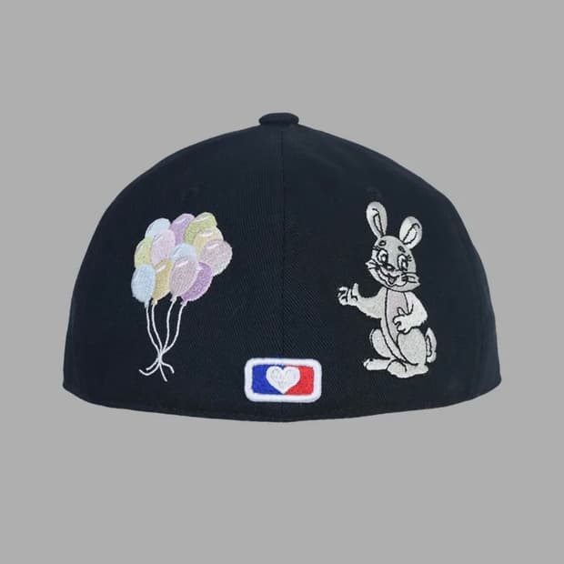 더뮤지엄비지터 RABBIT EMBROIDERY CAP (DEEP NAVY