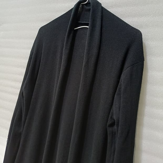 (찐블랙)

얇고 부드럽고 깔끔 , 신축성.
정품, 별 사용감 없이 굿.