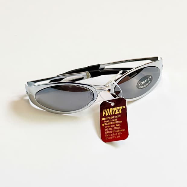 VORTEX 실버 메탈릭 오벌 프레임 빈티지 선글라스