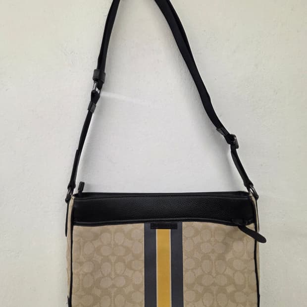 코치 시그니처 스트라이프 크로스백