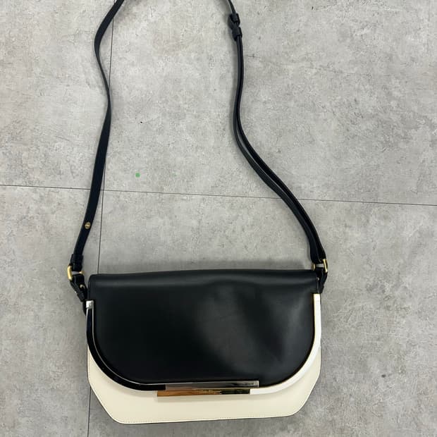 페라가모 ferragamo 블랙/화이트 투톤 여성 가방 미니 숄더백 급처