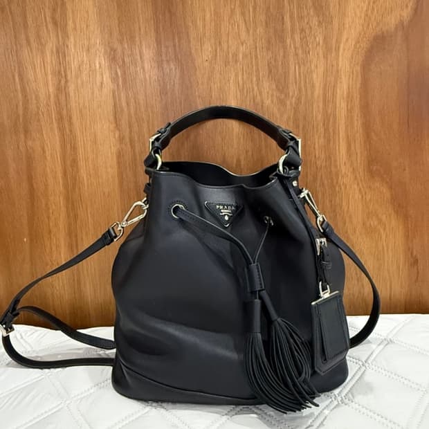프라다 BR5069 블랙 레더 버킷 테슬 토트백
