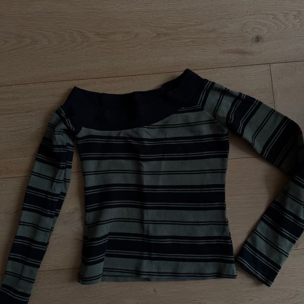 밀로 원숄더 스트라이프 티셔츠