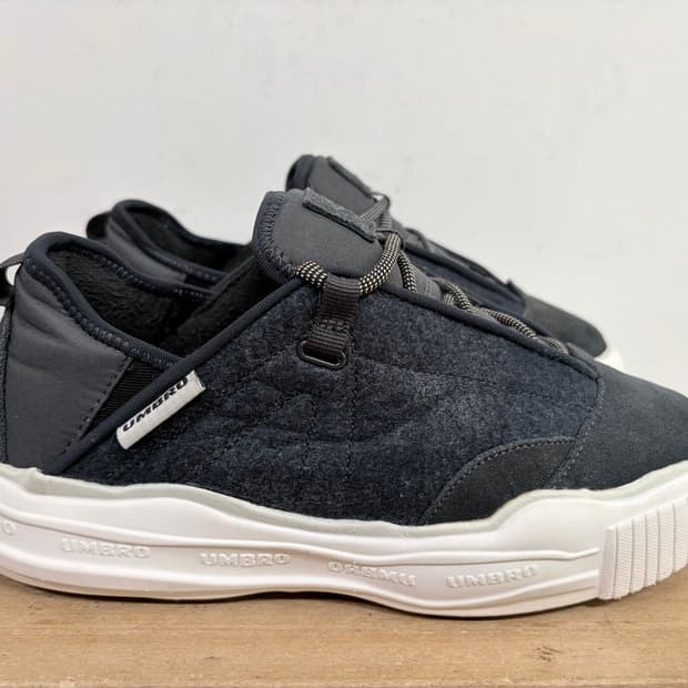 엄브로 스니커즈 250