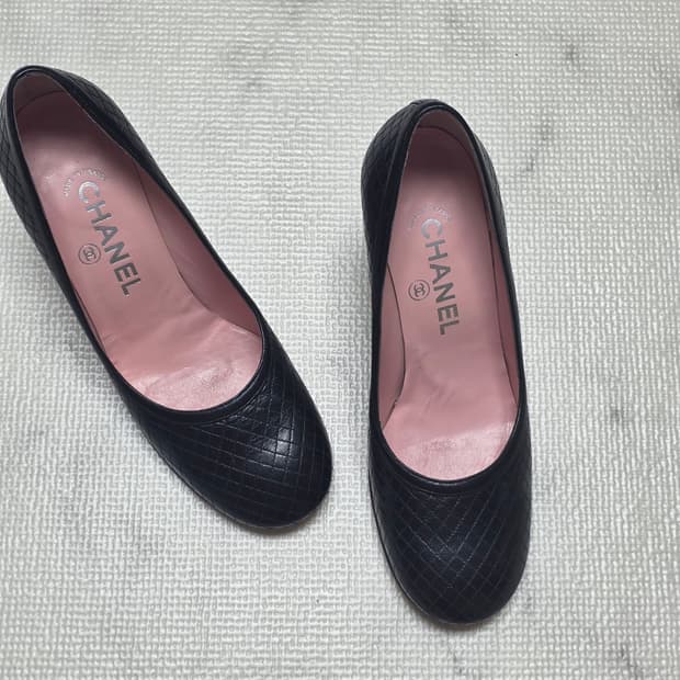 샤넬 퀼팅 레더 라운드 토 펌프스 힐