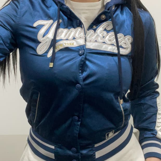 MLB 뉴욕 양키스 새틴 후드 슬림핏 크롭 바시티자켓