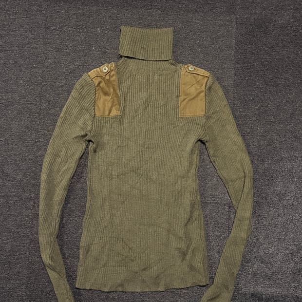 Military button shoulde turtle neck knit