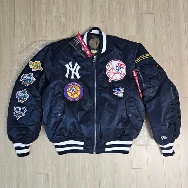 XL 새제품) 뉴에라 양키스 X 알파 인더스트리 MA-1 봄버 패딩 양면