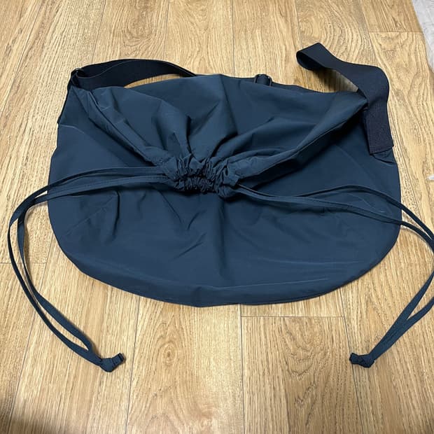 유니클로 U 드로우스트링 숄더백 블랙 유니u 가방 크로스백