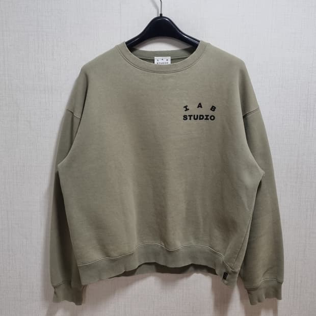 ( L ) 아이앱 스튜디오 맨투맨 카키