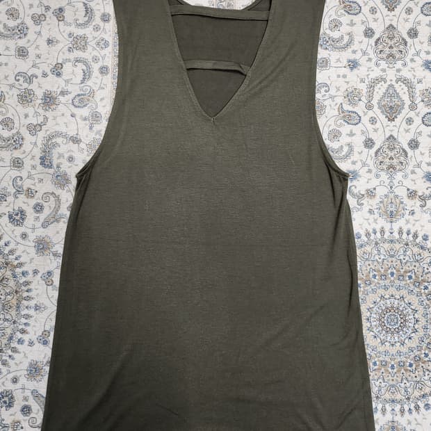 에고이스트 V넥 컷아웃 민소매 티셔츠 (44반-55)