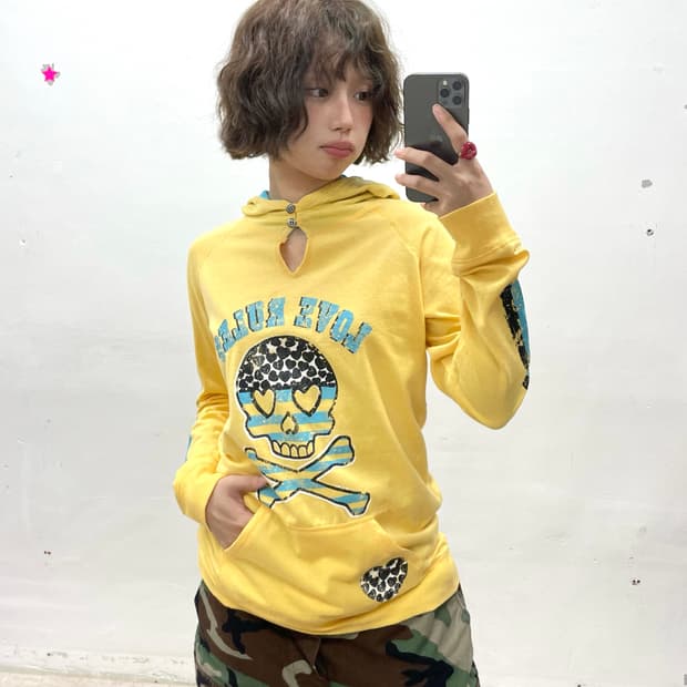 Skull heart, wings, yellow hoodie