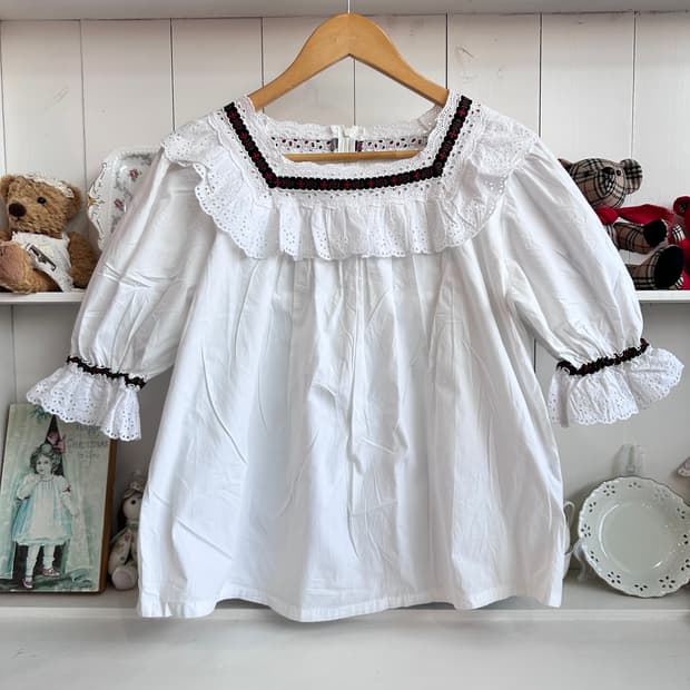 레이스 프릴 블라우스 화이트 퍼프소매