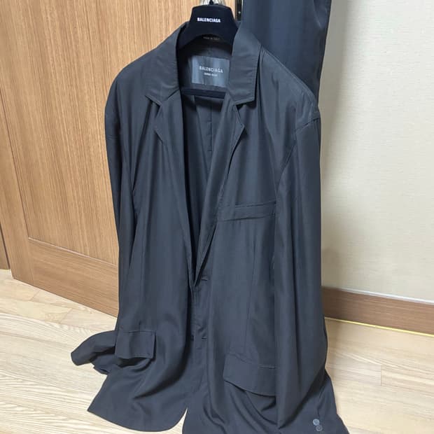 발렌시아가 가드로브 플루이드 블레이저