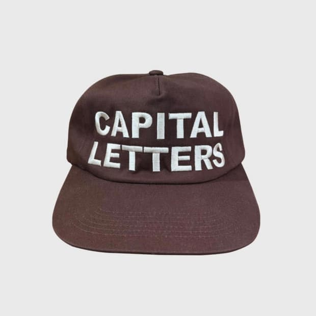 썬번 CAPITAL LETTERS CAP (BROWN)