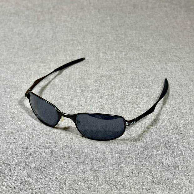 오클리 빅 스퀘어 와이어