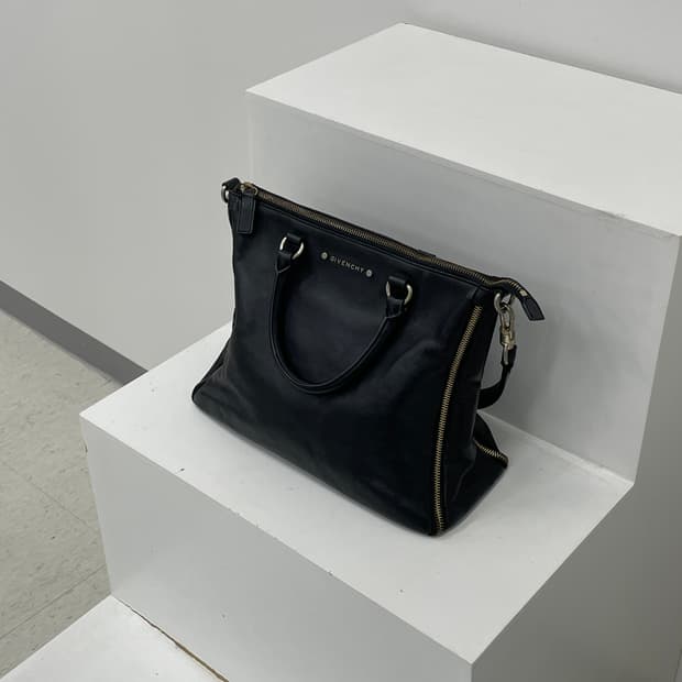 지방시 블랙 카프 스킨 레더 사이드 지퍼 디테일 투웨이 토트 숄더백