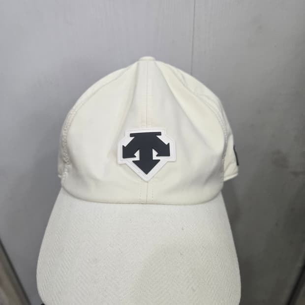 DESCENTE 데상트 볼캡 모자! 깔끔한 스타일 볼캡 !