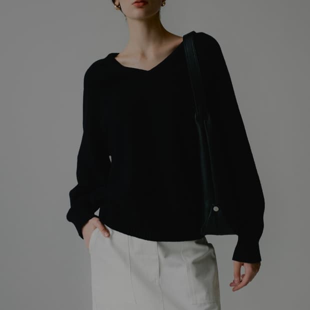 블랙 브이넥 니트 