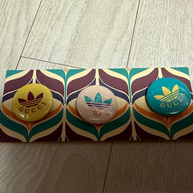 구찌 아디다스 콜라보 로고 핀 뱃지 3종 세트(새제품)