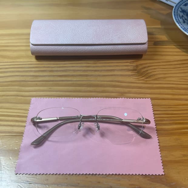 PRADA 무테안경테