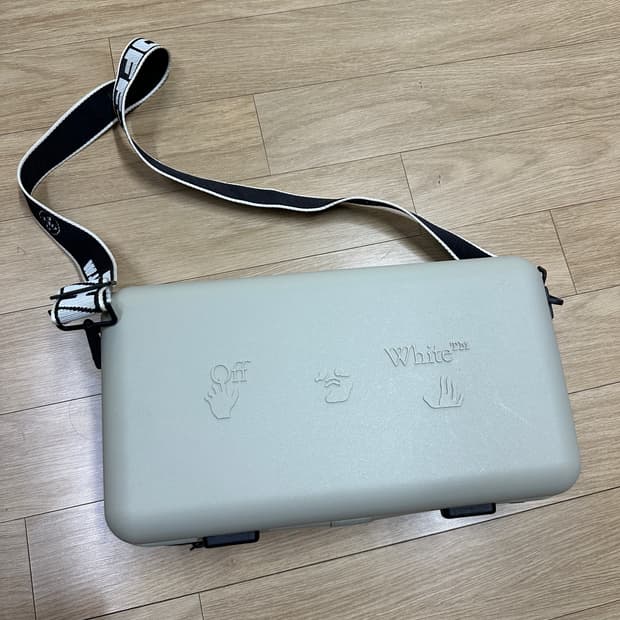 오프화이트 x 아모레퍼시픽 프로텍션 박스 크로스백