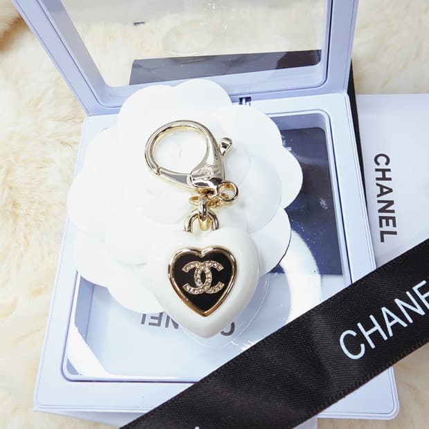 빈티지 샤넬 화이트 레진하트 브로치