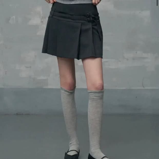 레더리 더블 스트랩 플리츠 미니스커트 챠콜 M