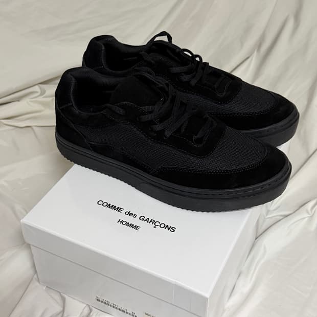 꼼데가르송 옴므 블랙 스니커즈