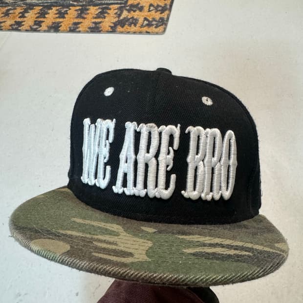 위아브로 블랙 카모 스냅백 뉴에라 모자 볼캡