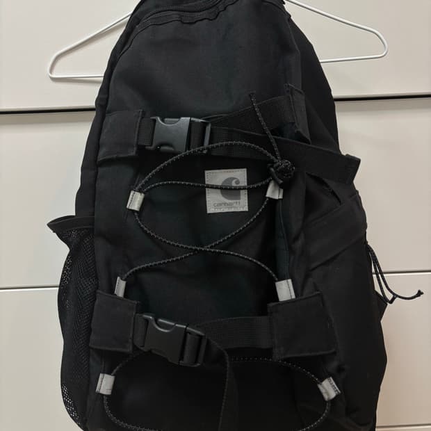 칼하트WIP 리플렉티브 킥플립 백팩