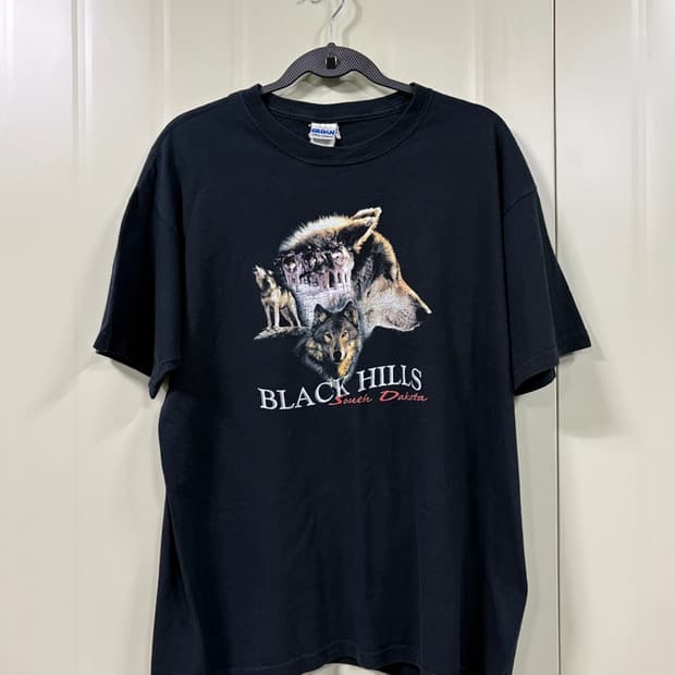 Vintage Black Hills Gildan 티셔츠