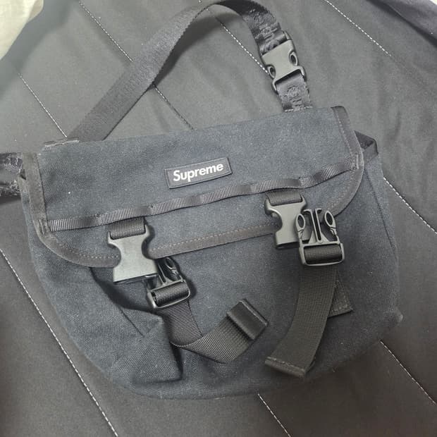 슈프림 미니 메신저백 25ss