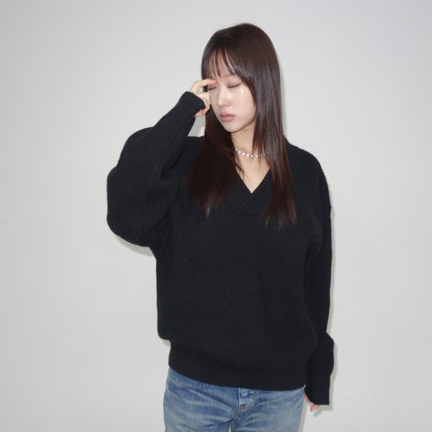 블랙 브이넥 니트