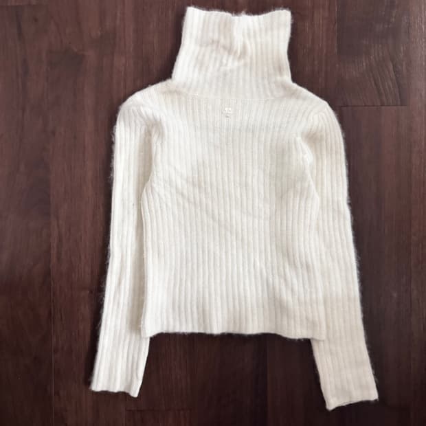 꾸레쥬 앙고라 터틀넥 니트