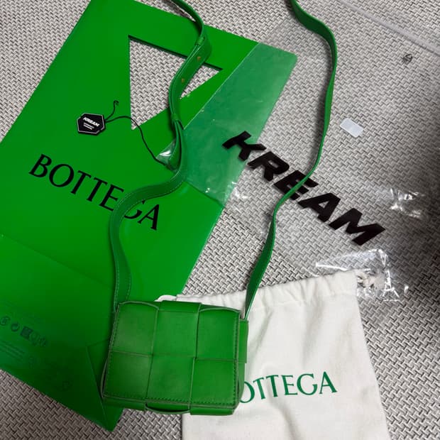 크림 풀구성 보테가베네타 그린 미니 카세트백
