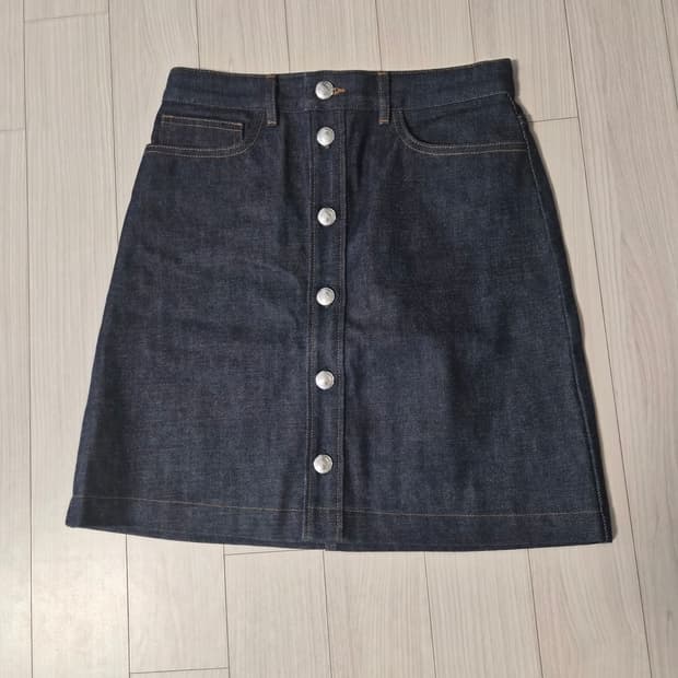 새상품 A.P.C. 아페쎄 생지 데님 버튼 미니스커트 (36사이즈)
