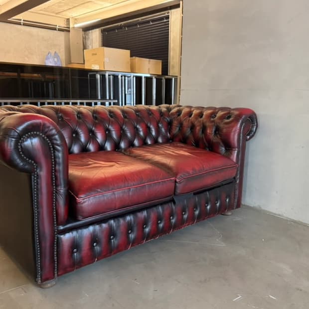 버건디 체스터필드 빈티지 소파