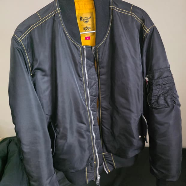 알파인더스트리 X 닥터마틴 MA-1 M사이즈 판매합니다