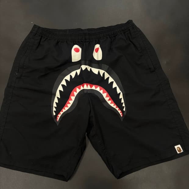 베이프(A Bathing Ape) 브랜드의 샤크 프린트 반바지