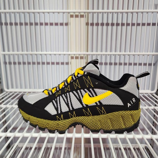 나이키 에어 휴마라 17 AJ1102-001  250mm