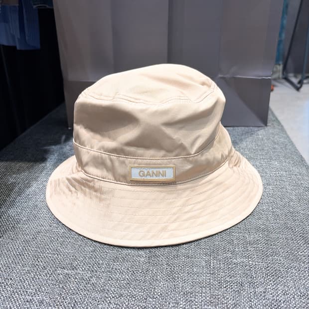 (정품/새상품) GANNI 가니 여성 베이지 로고 패치 버킷햇